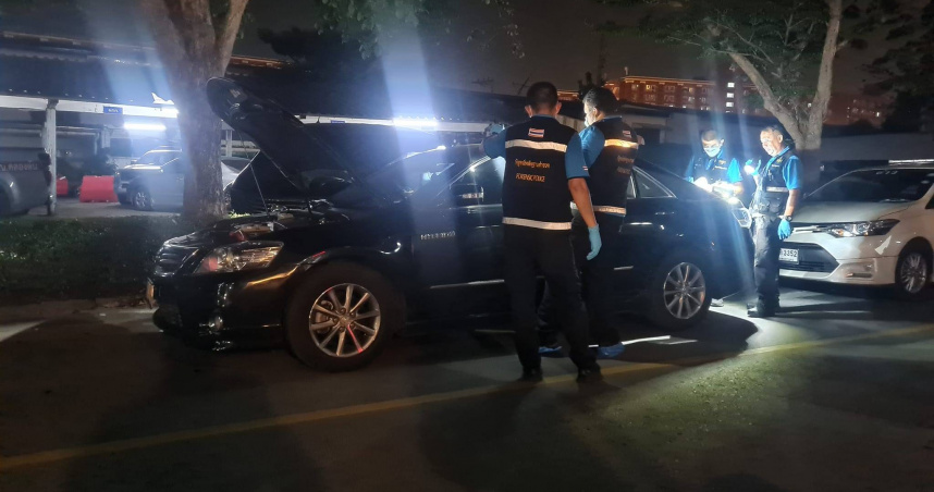 泰國警察調查肇事逃逸之車輛。(圖／翻攝自FB)